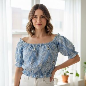 ➕Guess Light Blue crop shirt with ivory embroidery Large. NWOT